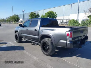 2020 Toyota Tacoma SR5 z VIN 3TMCZ5AN9LM296826, wystawiony jako IAAI lot #42533149 z przebiegiem 72 375 mil mil oraz . Historia ofert i sprzedaży dostępna na DreamBid. Obrazek 3.