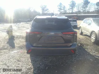 2021 Toyota Highlander XLE with VIN 5TDGZRAH4MS063067, listed as a IAAI auction lot 41740221 with 68,376 mi miles. Bid and sale history available at carsss.com. Image 16.