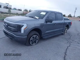 2023 Ford F-150 Lightning Pro z VIN 1FTVW1EL8PWG48559, wystawiony jako IAAI lot #41566599 z przebiegiem 8 830 mil mil oraz . Historia ofert i sprzedaży dostępna na DreamBid. Obrazek 2.