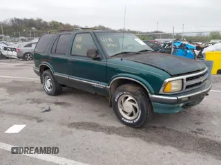 1996 Chevrolet Blazer z VIN 1GNDT13WXT2302104, wystawiony jako IAAI lot #41919140 z przebiegiem Nie podano mil oraz . Historia ofert i sprzedaży dostępna na DreamBid. Obrazek 1.