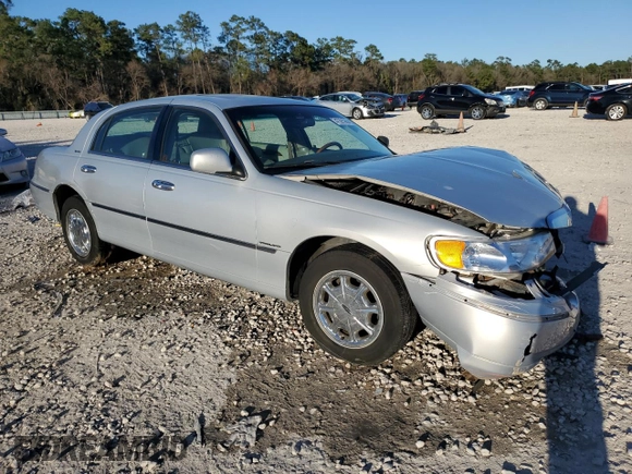 2002 Lincoln Town Car Signature z VIN 1LNHM82W92Y671562, wystawiony jako Copart lot #47391265 z przebiegiem Nie podano mil oraz Szkoda całkowita • Salvage title. Historia ofert i sprzedaży dostępna na DreamBid. Obrazek 4.