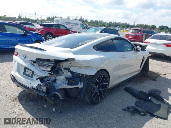 2022 BMW M8 Competition z VIN WBSAE0C02NCH10522, wystawiony jako IAAI lot #41321013 z przebiegiem 44 389 mil mil oraz . Historia ofert i sprzedaży dostępna na DreamBid. Obrazek 4.