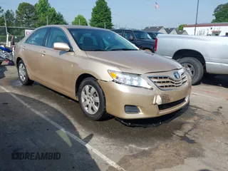 2010 Toyota Camry z VIN 4T1BF3EK2AU097534, wystawiony jako IAAI lot #42244746 z przebiegiem 145 736 mil mil oraz . Historia ofert i sprzedaży dostępna na DreamBid. Obrazek 1.