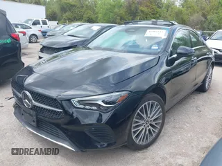 2025 Mercedes-Benz CLA 250 z VIN W1K5J4GB3SN516138, wystawiony jako IAAI lot #41903335 z przebiegiem 12 318 mil mil oraz . Historia ofert i sprzedaży dostępna na DreamBid. Obrazek 17.