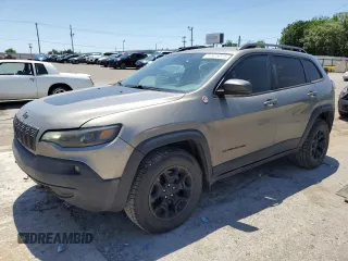 2021 Jeep Cherokee Trailhawk z VIN 1C4PJMBX8MD161689, wystawiony jako Copart lot #57675075 z przebiegiem 391 554 mil mil oraz Szkoda całkowita • Salvage title. Historia ofert i sprzedaży dostępna na DreamBid. Obrazek 1.