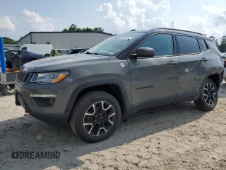 2020 Jeep Compass Trailhawk z VIN 3C4NJDDB4LT106769, wystawiony jako Copart lot #63082475 z przebiegiem 82 390 mil mil oraz Szkoda całkowita • Salvage title. Historia ofert i sprzedaży dostępna na DreamBid. Obrazek 1.