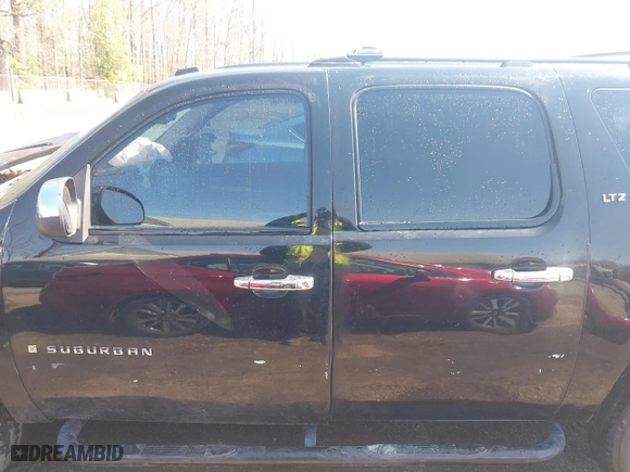 2007 Chevrolet Suburban LT with VIN 3GNFK16357G166135, listed as a IAAI auction lot 41880000 with 229,465 mi miles. Bid and sale history available at carsss.com. Image 14.