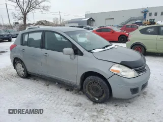 2010 Nissan Versa S z VIN 3N1BC1CP2AL403483, wystawiony jako Copart lot #46394465 z przebiegiem 270 270 mil mil oraz Szkoda całkowita • Salvage title. Historia ofert i sprzedaży dostępna na DreamBid. Obrazek 4.