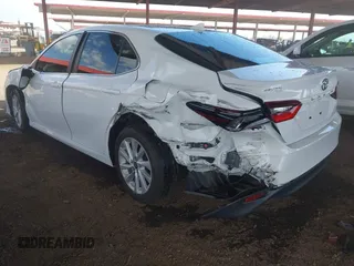2024 Toyota Camry LE z VIN 4T1C11AK4RU864390, wystawiony jako IAAI lot #42212311 z przebiegiem 17 107 mil mil oraz . Historia ofert i sprzedaży dostępna na DreamBid. Obrazek 3.