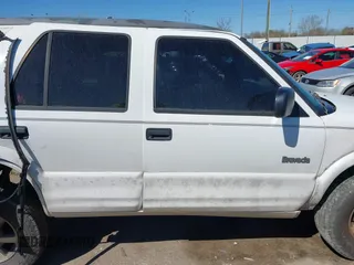 2000 Oldsmobile Bravada z VIN 1GHDT13WXY2284231, wystawiony jako IAAI lot #41751228 z przebiegiem 151 477 mil mil oraz . Historia ofert i sprzedaży dostępna na DreamBid. Obrazek 13.