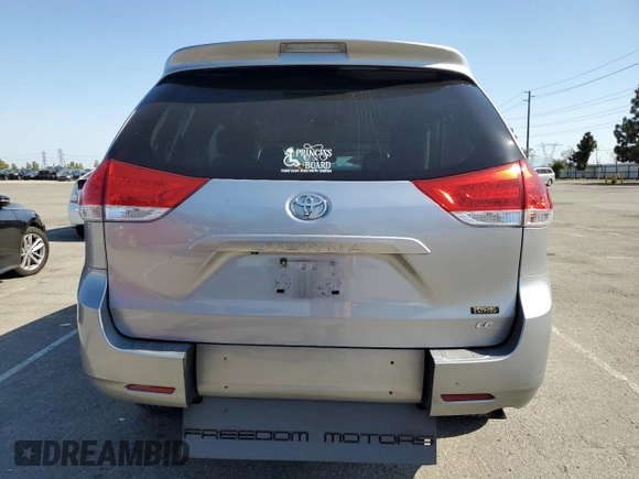2013 Toyota Sienna LE AAS z VIN 5TDKK3DC5DS282857, wystawiony jako Copart lot #57984075 z przebiegiem 148 876 mil mil oraz Szkoda całkowita • Salvage title. Historia ofert i sprzedaży dostępna na DreamBid. Obrazek 6.