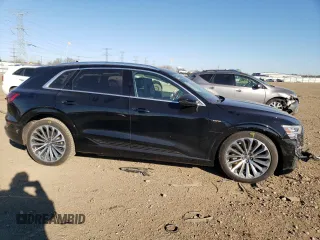 2019 Audi e-tron Prestige z VIN WA1VAAGE1KB010323, wystawiony jako Copart lot #68242952 z przebiegiem 27 138 mil mil oraz . Historia ofert i sprzedaży dostępna na DreamBid. Obrazek 4.