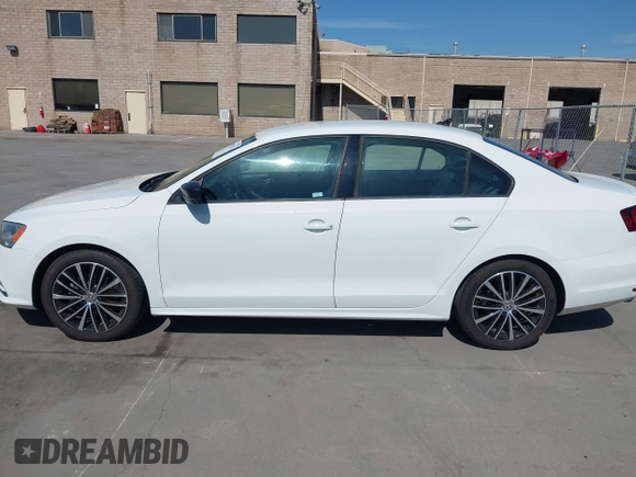 2015 Volkswagen Jetta SE z VIN 3VWD17AJ8FM427248, wystawiony jako IAAI lot #41982151 z przebiegiem 56 526 mil mil oraz . Historia ofert i sprzedaży dostępna na DreamBid. Obrazek 14.