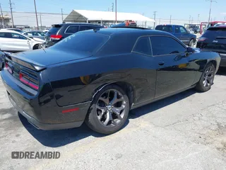 2018 Dodge Challenger SXT z VIN 2C3CDZAG3JH258838, wystawiony jako IAAI lot #42223754 z przebiegiem 102 827 mil mil oraz . Historia ofert i sprzedaży dostępna na DreamBid. Obrazek 4.