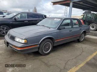 1988 Oldsmobile Cutlass z VIN 2G3AJ5133J2335499, wystawiony jako Copart lot #44587035 z przebiegiem 90 432 mil mil oraz Tytuł czysty. Historia ofert i sprzedaży dostępna na DreamBid. Obrazek 1.