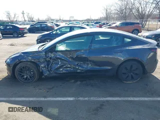 2025 Tesla Model 3 Long Range z VIN 5YJ3E1EBXSF913691, wystawiony jako IAAI lot #41699545 z przebiegiem 3 609 mil mil oraz . Historia ofert i sprzedaży dostępna na DreamBid. Obrazek 14.
