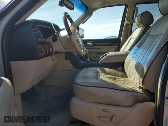 2005 Lincoln Navigator Luxury z VIN 5LMFU27535LJ20448, wystawiony jako Copart lot #45606605 z przebiegiem 221 452 mil mil oraz Czysty tytuł • Clean title. Historia ofert i sprzedaży dostępna na DreamBid. Obrazek 7.