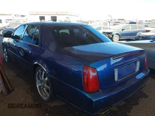 2003 Cadillac DeVille DTS z VIN 1G6KF57943U114611, wystawiony jako IAAI lot #41661350 z przebiegiem 160 762 mil mil oraz . Historia ofert i sprzedaży dostępna na DreamBid. Obrazek 3.