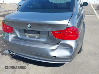 2011 BMW 3 Series 328i xDrive z VIN WBAPK5G52BNN81964, wystawiony jako IAAI lot #42206128 z przebiegiem 118 752 mil mil oraz . Historia ofert i sprzedaży dostępna na DreamBid. Obrazek 6.