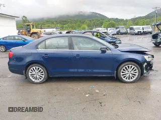 2011 Volkswagen Jetta SEL z VIN 3VWLZ7AJ2BM102447, wystawiony jako IAAI lot #42312584 z przebiegiem 103 392 mil mil oraz . Historia ofert i sprzedaży dostępna na DreamBid. Obrazek 14.