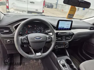 2022 Ford Escape SE z VIN 1FMCU0G65NUB40925, wystawiony jako IAAI lot #42841804 z przebiegiem 54 950 mil mil oraz . Historia ofert i sprzedaży dostępna na DreamBid. Obrazek 6.
