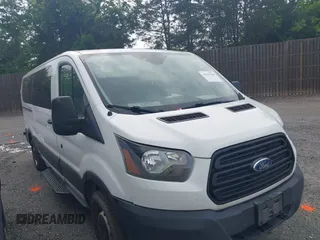 2019 Ford Transit Passenger XL z VIN 1FBZX2YMXKKA65245, wystawiony jako IAAI lot #42263344 z przebiegiem 294 593 mil mil oraz . Historia ofert i sprzedaży dostępna na DreamBid. Obrazek 1.