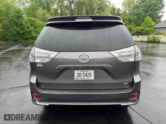 2012 Toyota Sienna SE z VIN 5TDXK3DC5CS181936, wystawiony jako Copart lot #58632215 z przebiegiem 115 295 mil mil oraz Czysty tytuł • Clean title. Historia ofert i sprzedaży dostępna na DreamBid. Obrazek 6.