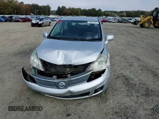 2007 Nissan Versa SL z VIN 3N1BC11EX7L454398, wystawiony jako Copart lot #78073444 z przebiegiem 94 568 mil mil oraz Szkoda całkowita • Salvage title. Historia ofert i sprzedaży dostępna na DreamBid. Obrazek 11.