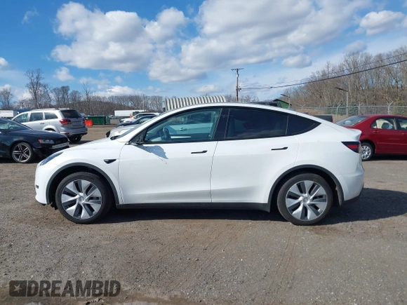 2024 Tesla Model Y with VIN 7SAYGDED2RF089010, listed as a IAAI auction lot 41630222 with 18,366 mi miles and . Bid and sale history available at carsss.com. Image 14.