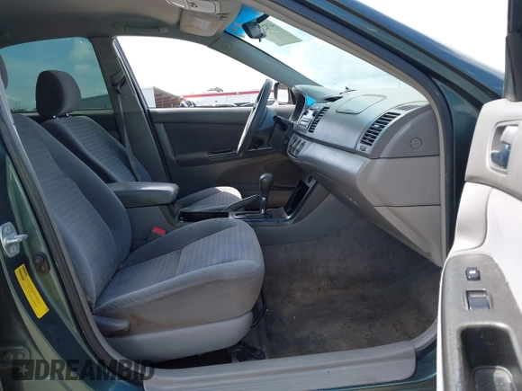 2005 Toyota Camry LE z VIN 4T1BE30K25U398675, wystawiony jako IAAI lot #41923096 z przebiegiem 174 453 mil mil oraz . Historia ofert i sprzedaży dostępna na DreamBid. Obrazek 5.