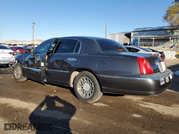 2002 Lincoln Town Car Signature z VIN 1LNHM82W02Y611525, wystawiony jako Copart lot #81514784 z przebiegiem 123 140 mil mil oraz Szkoda całkowita • Salvage title. Historia ofert i sprzedaży dostępna na DreamBid. Obrazek 2.