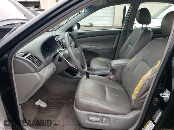 2004 Toyota Camry LE z VIN 4T1BE32KX4U380789, wystawiony jako Copart lot #57142645 z przebiegiem 226 106 mil mil oraz Szkoda całkowita • Salvage title. Historia ofert i sprzedaży dostępna na DreamBid. Obrazek 7.
