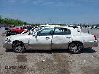 2002 Lincoln Town Car Signature z VIN 1LNHM82W72Y612350, wystawiony jako IAAI lot #42038177 z przebiegiem Nie podano mil oraz . Historia ofert i sprzedaży dostępna na DreamBid. Obrazek 14.