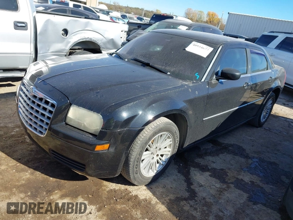 2009 Chrysler 300 LX z VIN 2C3KA43D09H577989, wystawiony jako IAAI lot #40934677 z przebiegiem 135 967 mil mil oraz . Historia ofert i sprzedaży dostępna na DreamBid. Obrazek 2.