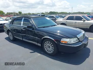 2005 Lincoln Town Car Signature Limited z VIN 1LNHM82W15Y658924, wystawiony jako IAAI lot #42187010 z przebiegiem 114 670 mil mil oraz . Historia ofert i sprzedaży dostępna na DreamBid. Obrazek 1.