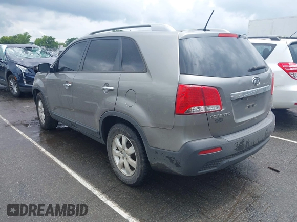 2013 Kia Sorento LX z VIN 5XYKT3A6XDG409434, wystawiony jako IAAI lot #42628868 z przebiegiem 161 972 mil mil oraz . Historia ofert i sprzedaży dostępna na DreamBid. Obrazek 3.