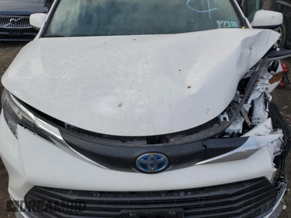 2024 Toyota Sienna LE with VIN 5TDKRKEC3RS209966, listed as a Copart auction lot 88876275 with 8,389 mi miles and Salvage Title. Bid and sale history available at carsss.com. Image 12.