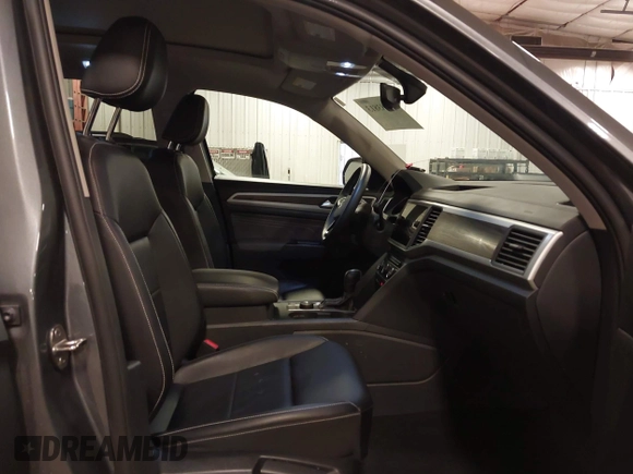 2021 Volkswagen Atlas SE z VIN 1V2KR2CA5MC606590, wystawiony jako IAAI lot #42383813 z przebiegiem 45 087 mil mil oraz . Historia ofert i sprzedaży dostępna na DreamBid. Obrazek 5.
