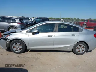 2017 Chevrolet Cruze LS z VIN 1G1BC5SM8H7252748, wystawiony jako IAAI lot #42027880 z przebiegiem 88 114 mil mil oraz . Historia ofert i sprzedaży dostępna na DreamBid. Obrazek 14.