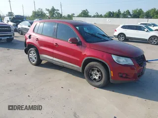 2011 Volkswagen Tiguan SEL w/Premium Navi z VIN WVGAV7AX4BW001402, wystawiony jako IAAI lot #42406619 z przebiegiem 183 035 mil mil oraz . Historia ofert i sprzedaży dostępna na DreamBid. Obrazek 1.