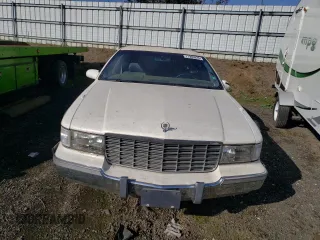 1995 Cadillac Fleetwood z VIN 1G6DW52P2SR700272, wystawiony jako Copart lot #77906824 z przebiegiem Nie podano mil oraz Szkody całkowita. Historia ofert i sprzedaży dostępna na DreamBid. Obrazek 5.