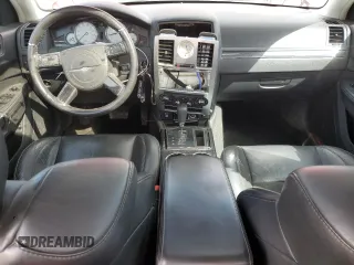 2008 Chrysler 300 C SRT-8 z VIN 2C3KA73WX8H187290, wystawiony jako Copart lot #51456475 z przebiegiem 79 471 mil mil oraz Szkoda całkowita • Salvage title. Historia ofert i sprzedaży dostępna na DreamBid. Obrazek 8.