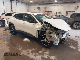 2024 Chevrolet Trax 1RS with VIN KL77LGE25RC186992, listed as a IAAI auction lot 41585006 with 1 mi miles. Bid and sale history available at carsss.com. Image 1.