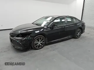 2023 Toyota Camry SE z VIN 4T1G11AKXPU724570, wystawiony jako Copart lot #78472464 z przebiegiem 50 865 mil mil oraz Czysty tytuł • Clean title. Historia ofert i sprzedaży dostępna na DreamBid. Obrazek 1.