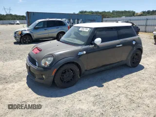 2009 MINI Hardtop S с VIN WMWMF73559TX40670, выставлен на аукционе Copart как лот 62862795 с пробегом Не указан миль и Чистый • Clean title. История ставок и продаж доступна на DreamBid. Изображение 1.