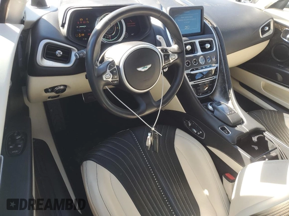 2017 Aston Martin DB11 z VIN SCFRMFAVXHGL01825, wystawiony jako Copart lot #45219355 z przebiegiem Nie podano mil oraz Szkoda całkowita • Salvage title. Historia ofert i sprzedaży dostępna na DreamBid. Obrazek 8.