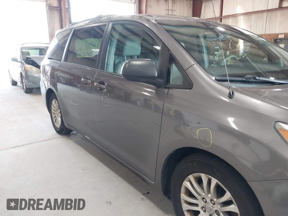 2011 Toyota Sienna XLE AAS z VIN 5TDYK3DC9BS086170, wystawiony jako IAAI lot #42596944 z przebiegiem 156 813 mil mil oraz . Historia ofert i sprzedaży dostępna na DreamBid. Obrazek 19.