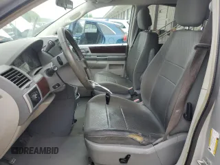 2010 Chrysler Town & Country Touring z VIN 2A4RR5D10AR273535, wystawiony jako Copart lot #54356665 z przebiegiem 238 132 mil mil oraz Szkoda całkowita • Salvage title. Historia ofert i sprzedaży dostępna na DreamBid. Obrazek 7.