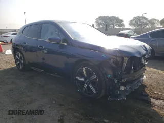 2022 BMW iX xDrive50 z VIN WB523CF08NCK55313, wystawiony jako Copart lot #47617474 z przebiegiem 22 610 mil mil oraz . Historia ofert i sprzedaży dostępna na DreamBid. Obrazek 4.