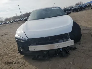 2024 Audi RS e-tron GT z VIN WAUBHBFW5R7900466, wystawiony jako Copart lot #77434014 z przebiegiem 5257 mil mil oraz Szkody całkowita. Historia ofert i sprzedaży dostępna na DreamBid. Obrazek 5.